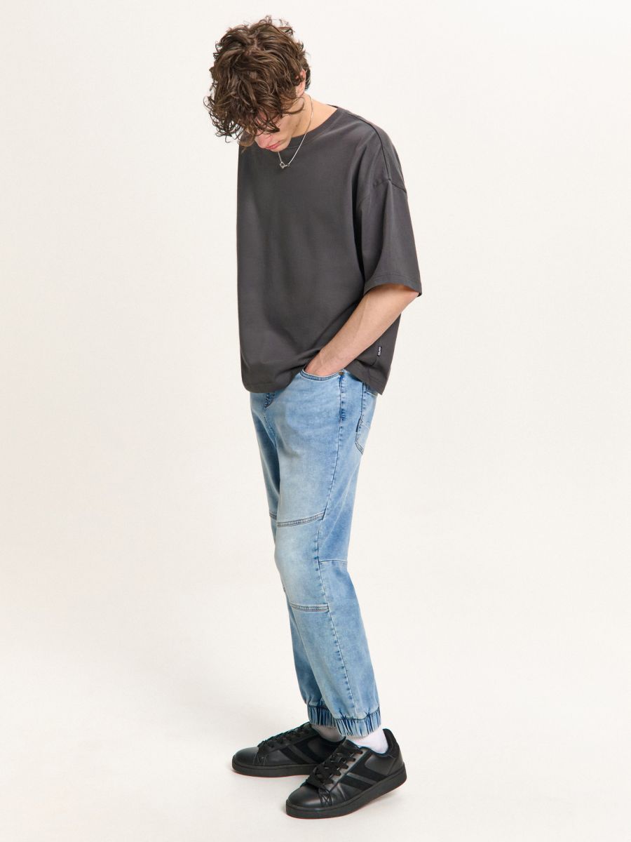 Niebieskie jeansy jogger z efektem sprania