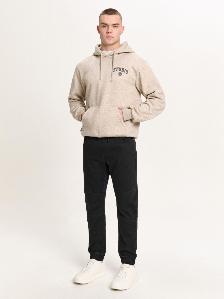 Czarne jeansy jogger z efektem sprania