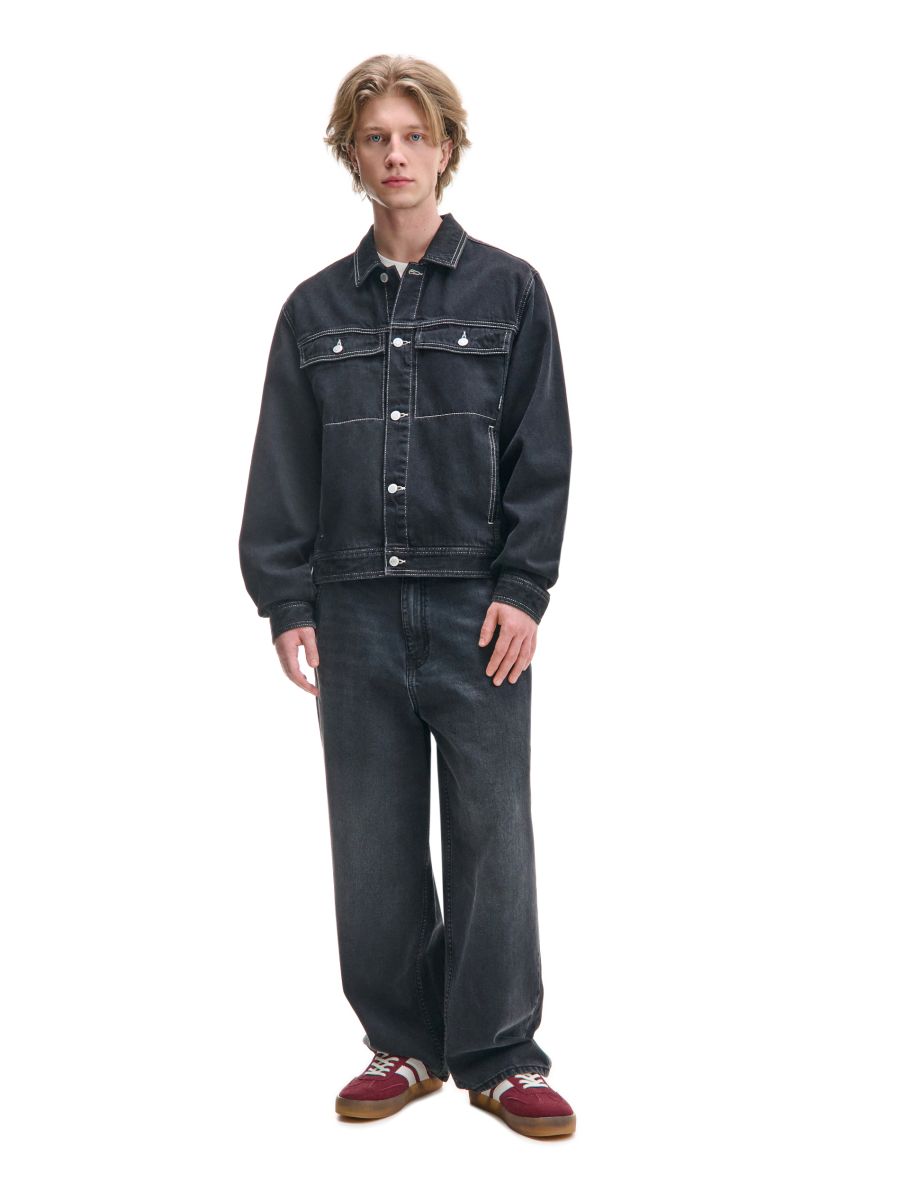 Czarne jeansy skater z tekstową naszywką
