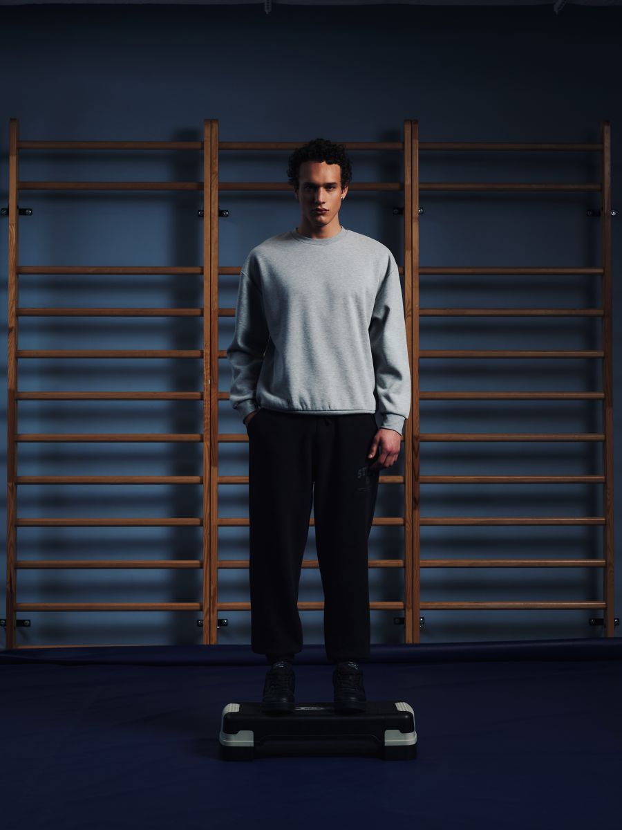 Jasnoszara gładka bluza basic