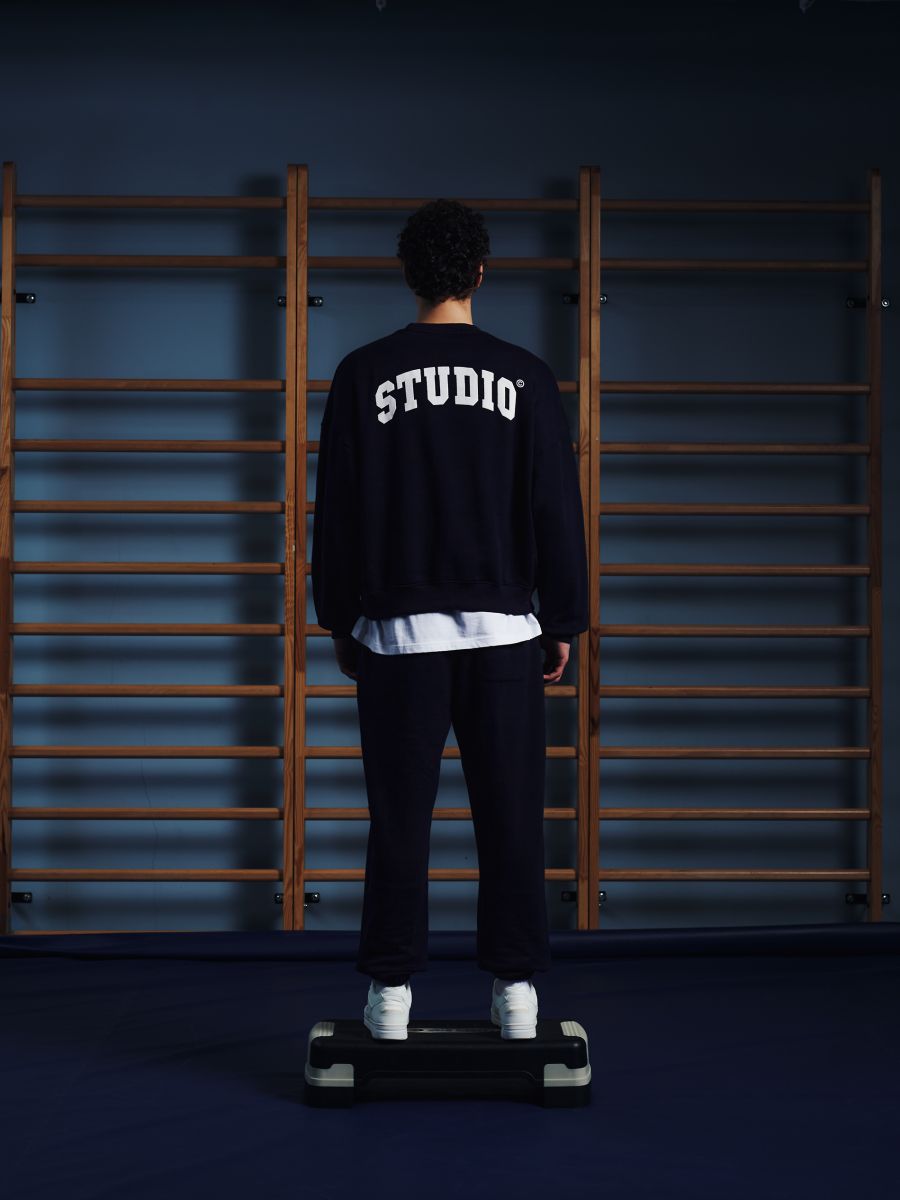 Granatowa bluza z minimalistycznym nadrukiem