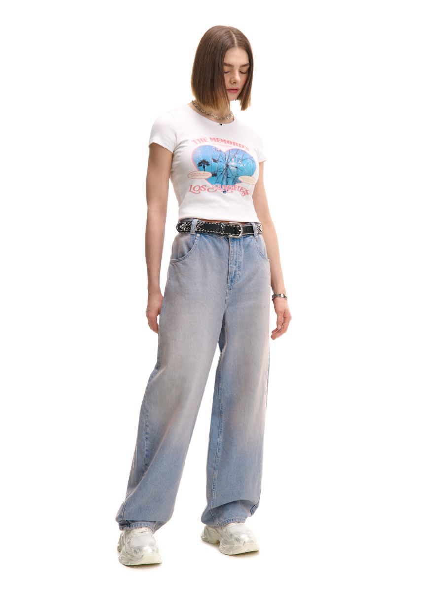 Błękitne jeansy skater z efektem sprania