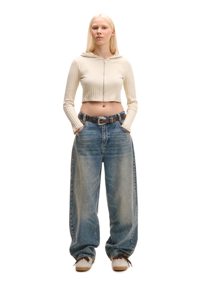 Niebieskie jeansy skater z efektem sprania