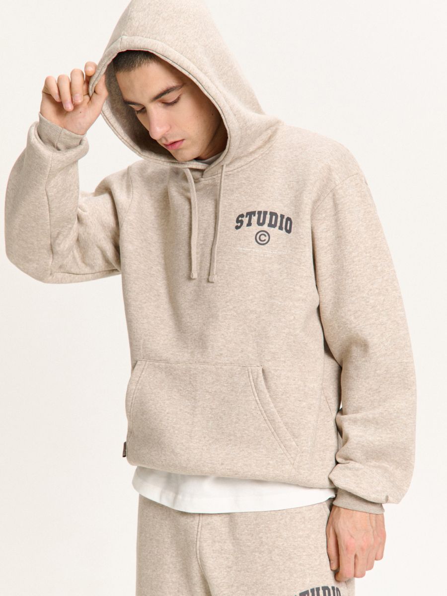 Beżowa bluza hoodie z minimalistycznym nadrukiem