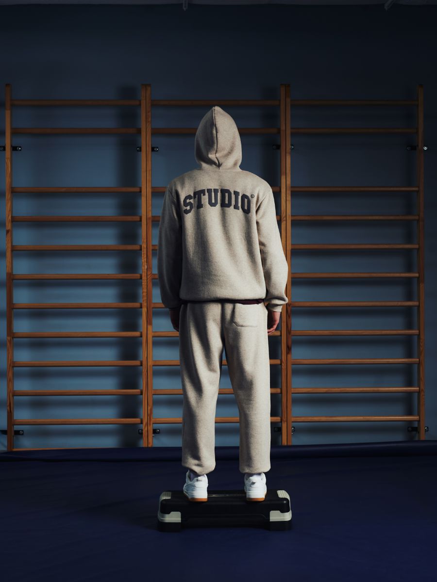 Beżowa bluza hoodie z minimalistycznym nadrukiem