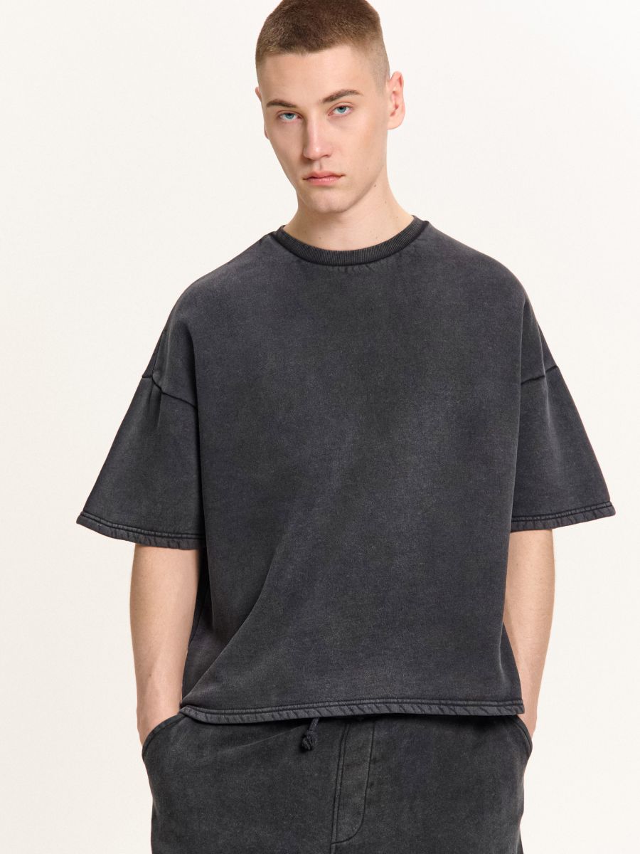 Czarna koszulka boxy z efektem sprania