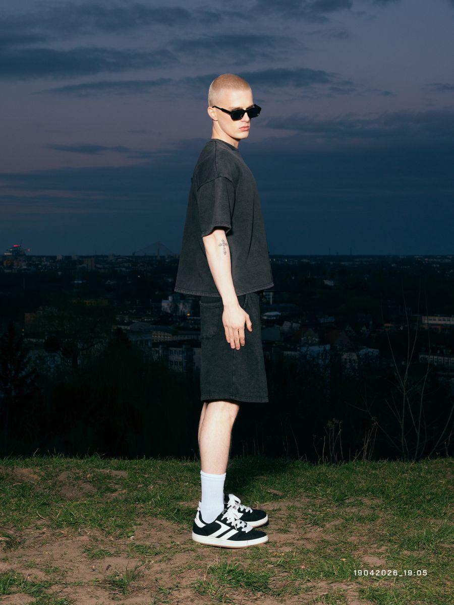 Czarna koszulka boxy z efektem sprania