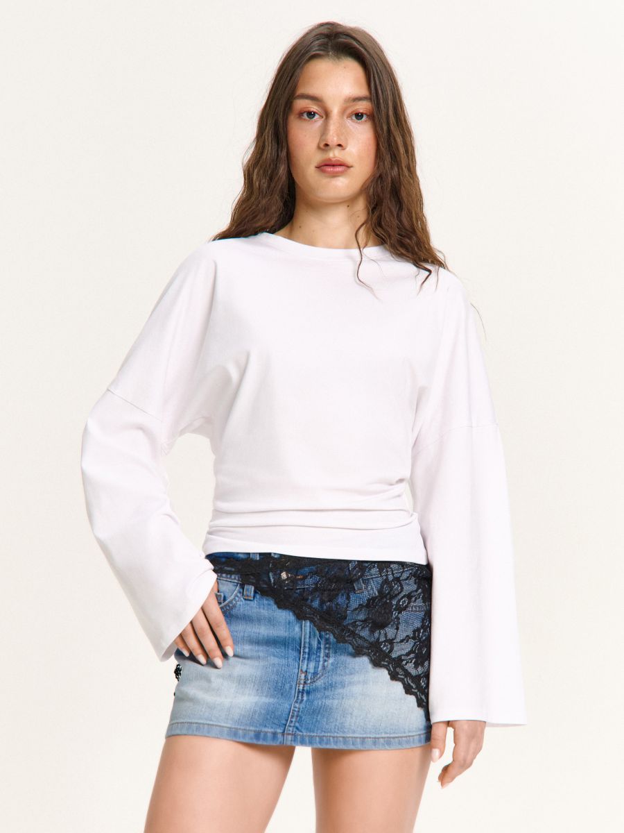 Biała bluzka kimono z długimi rękawami