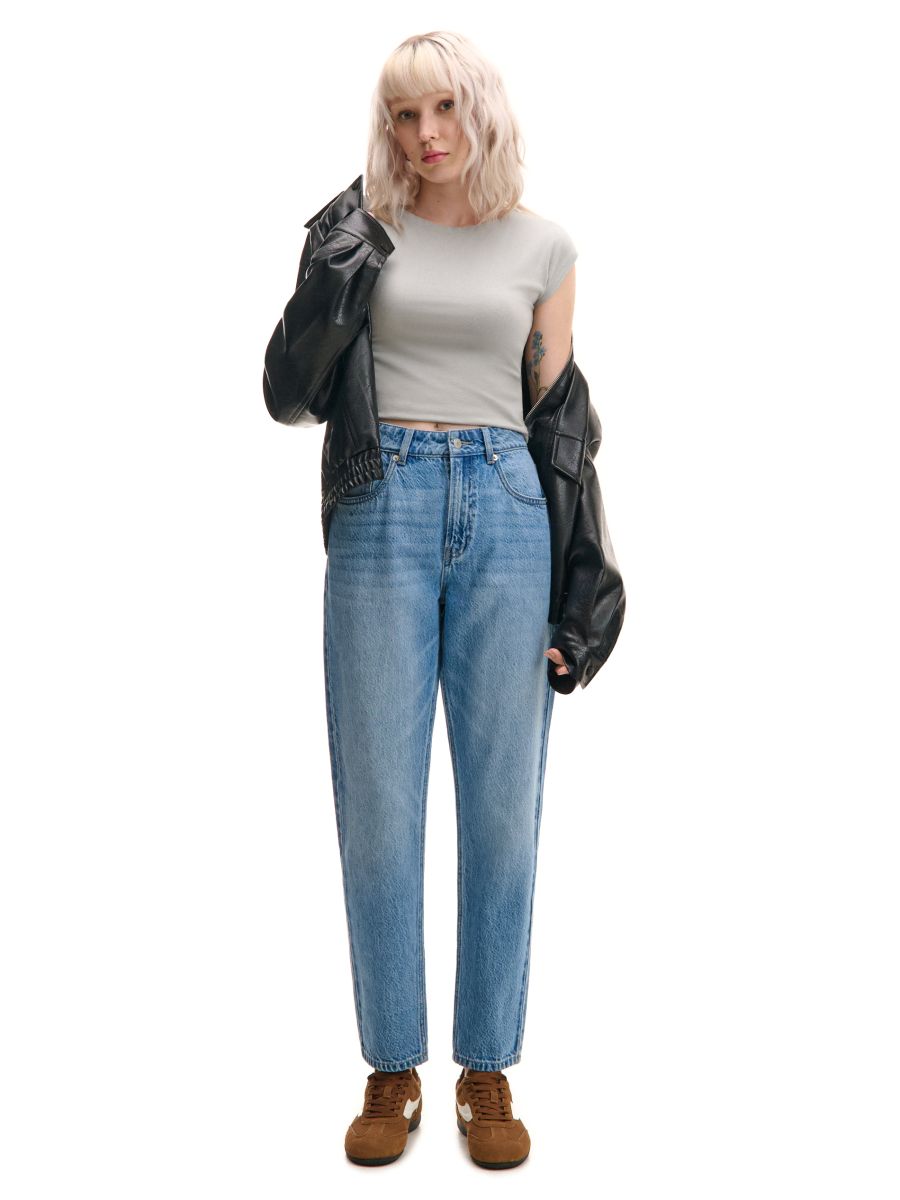 Niebieskie jeansy mom