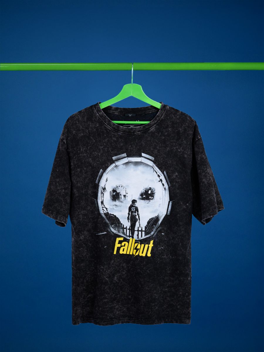 Черна тениска с принт Fallout