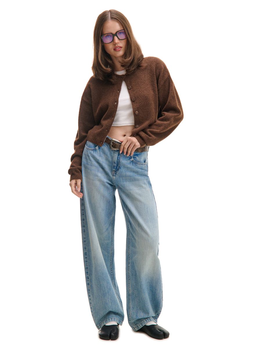 Jeansy z nogawką barrel i efektem sprania