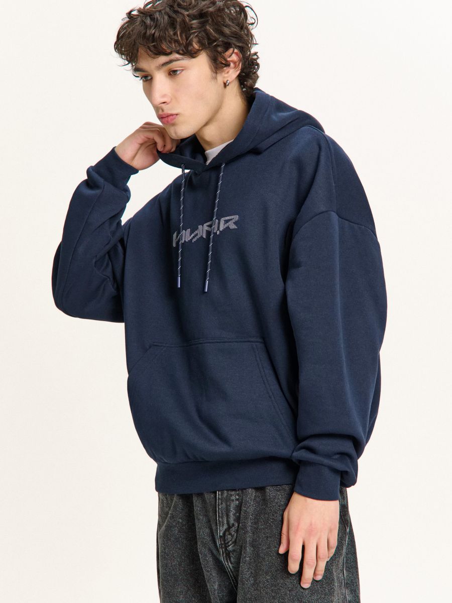 Granatowa bluza z kapturem i aplikacją