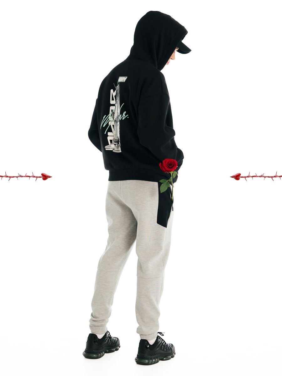 Crna dukserica s kapuljačom i printom