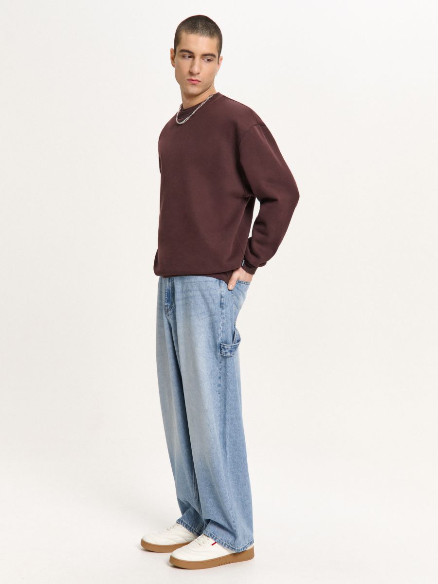 Niebieskie jeansy skater z efektem sprania