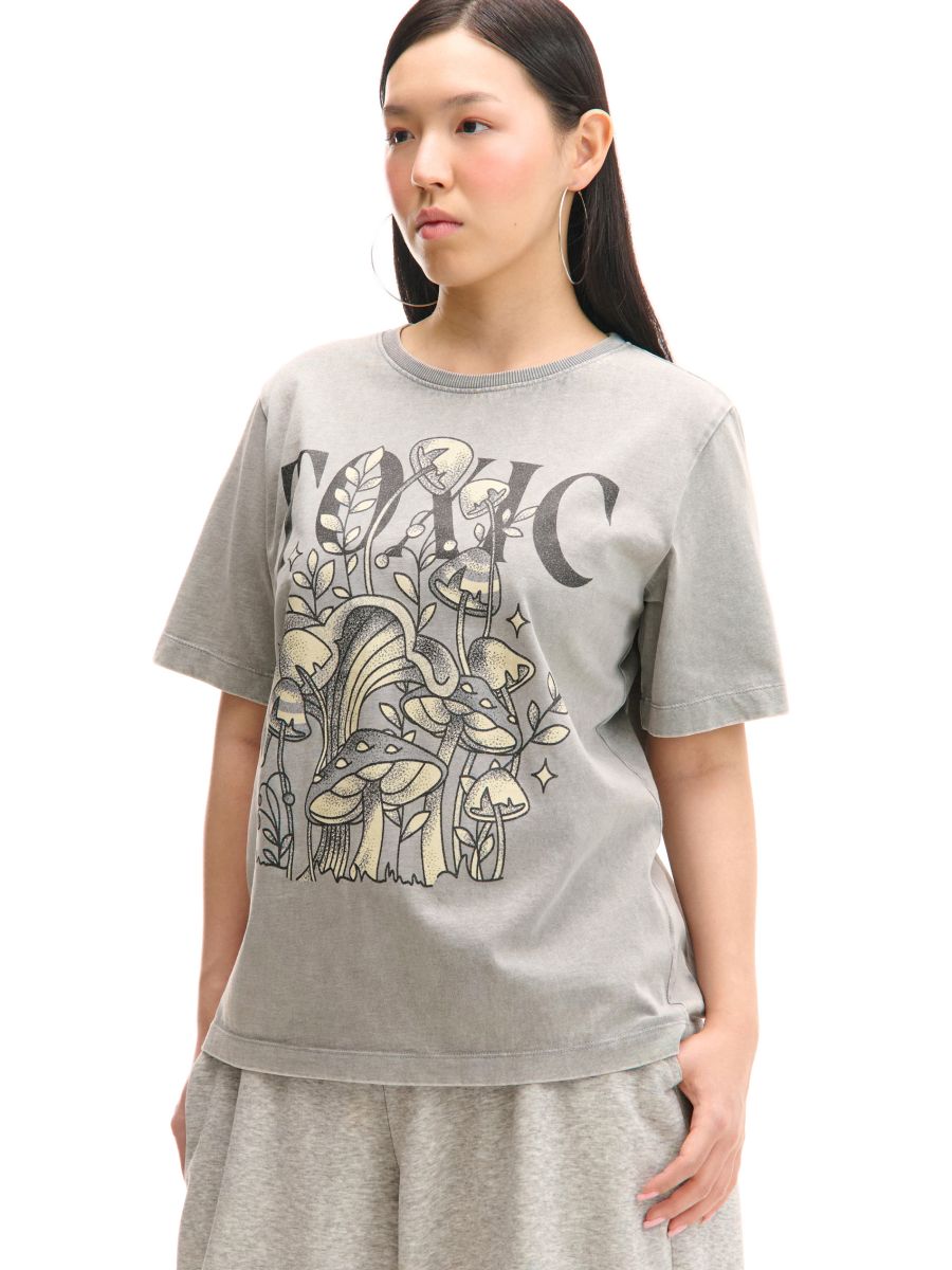 Маица со ефект на избледување и принт