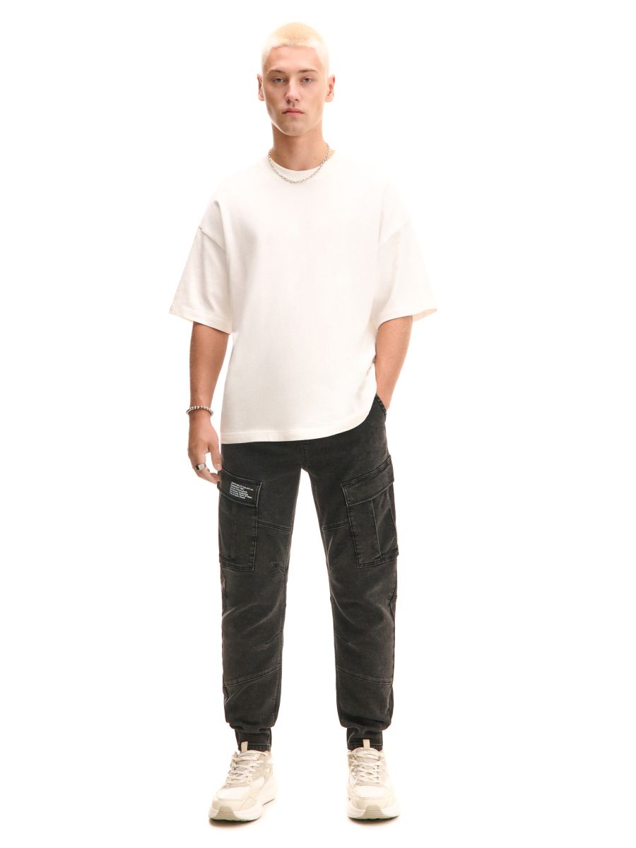 Szare jeansy jogger z kieszeniami cargo