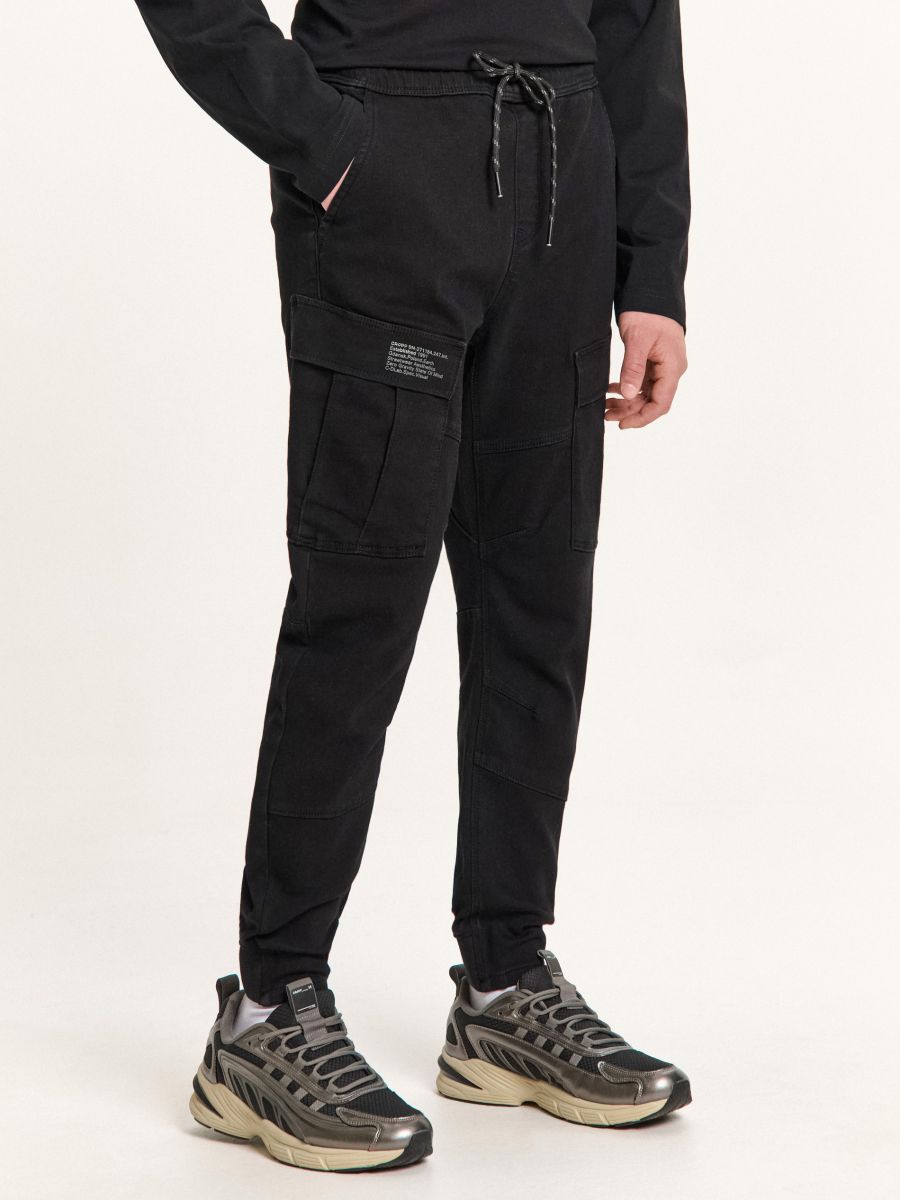 Czarne jeansy jogger z kieszeniami cargo