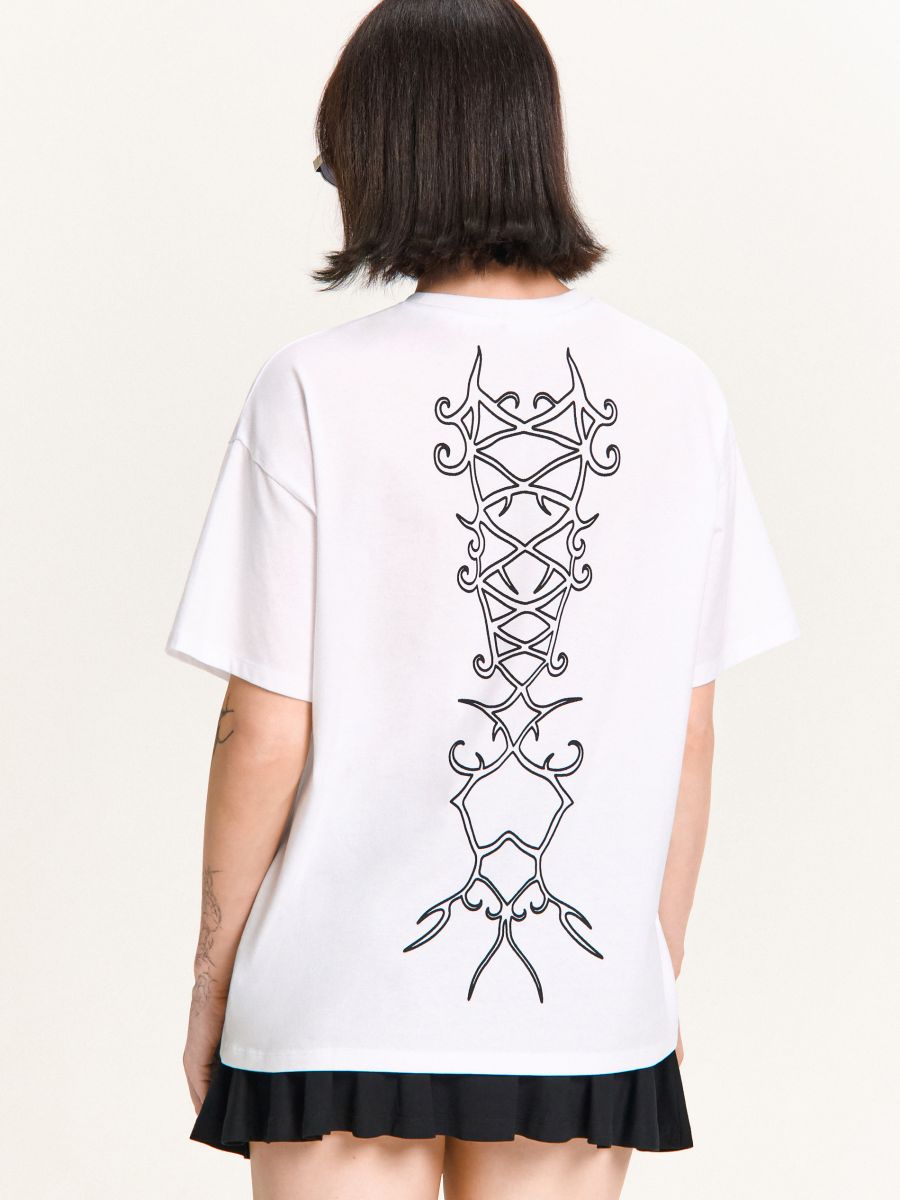 T-shirt z dużą grafiką na plecach