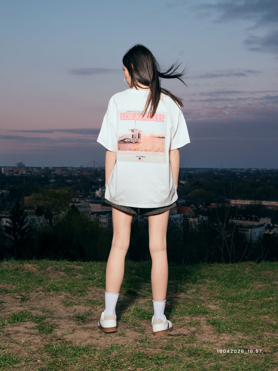 Biała koszulka z kalifornijskim motywem