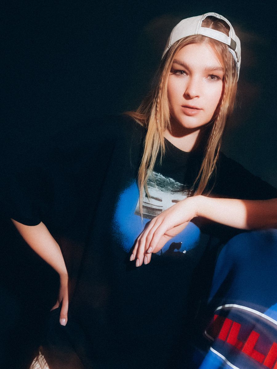 Crna majica s printom Billie Eilish