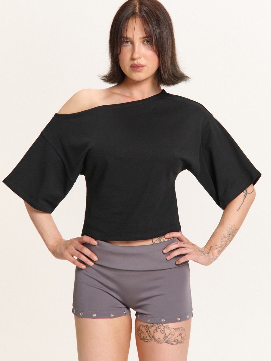 Blusa con scollo asimmetrico