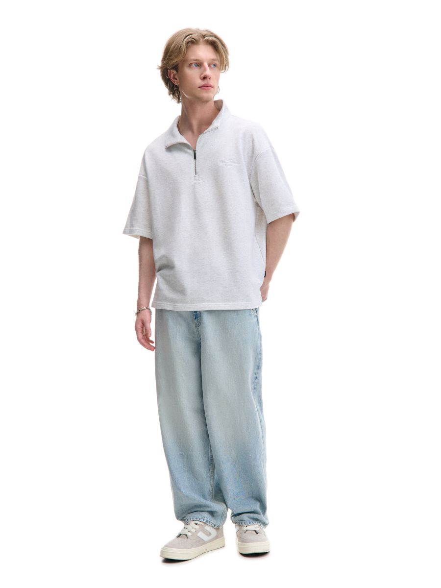 Jasne jeansy skater z efektem sprania
