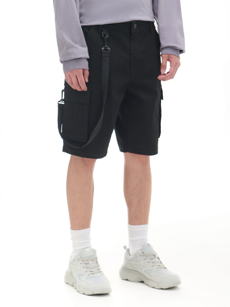 Szorty z ozdobnym łańcuchem