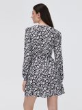 Czarna sukienka w kwiaty z paskiem - czarny - CROPP - small3