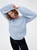 Sweter z dekoltem w serek - błękitny - CROPP - small1