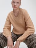 Sweter z dekoltem w serek - beżowy - CROPP - small1