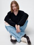 Sweter z dekoltem w serek - czarny - CROPP - small1