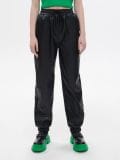 Czarne joggery z imitacji skóry - czarny - CROPP - small1