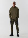 Joggery slim z nadrukiem moro - zielony - CROPP - small2