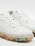 Białe sneakersy z kolorową podeszwą - biały - CROPP - small3