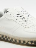 Białe sneakersy z wzorzystą podeszwą - czarny - CROPP - small3