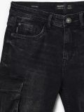 Pantaloni scurți din denim, cu buzunare cargo - negru - CROPP - small5