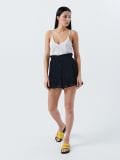 Pantaloni scurți cu pliuri în talie - negru - CROPP - small1
