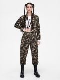Pantaloni mimetici con dettaglio a catena - verde-marrone - CROPP - small1