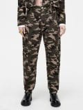 Pantaloni mimetici con dettaglio a catena - verde-marrone - CROPP - small2