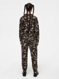 Pantaloni mimetici con dettaglio a catena - verde-marrone - CROPP - small3