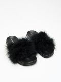 Klapki ze sztucznym futerkiem - czarny - CROPP - small1
