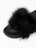 Klapki ze sztucznym futerkiem - czarny - CROPP - small2