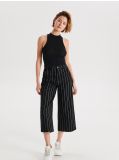 Top din tricot striat, cu guler înalt și umerii goi - negru - CROPP - small1