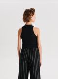 Top din tricot striat, cu guler înalt și umerii goi - negru - CROPP - small4