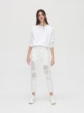 Mom jeans z przetarciami - biały - CROPP - small1