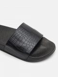 Papuci de casă cu motiv de piele de crocodil - negru - CROPP - small3