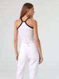 Crop top z dekoltem halter - biały - CROPP - small4