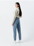 Mom jeans z efektem sprania - niebieski - CROPP - small6