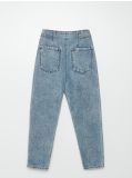 Mom jeans z efektem sprania - niebieski - CROPP - small5