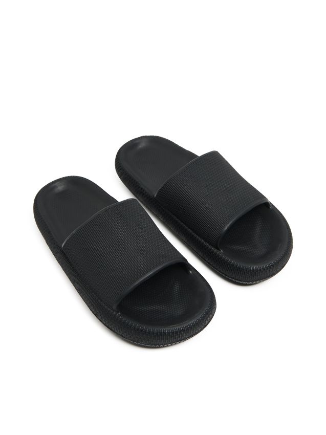 Șlapi negri Culoare negru - CROPP - 033DD-99X
